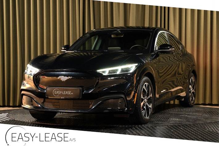 Sort Ford Mustang Mach-E fra 2023 set udefra