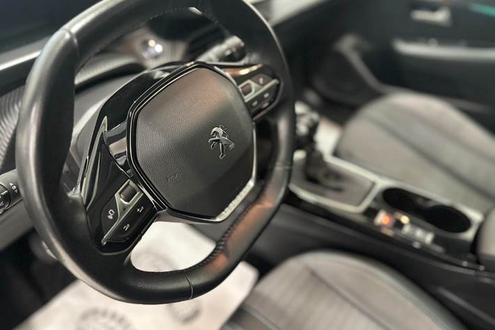 Grå Peugeot 208 fra 2020