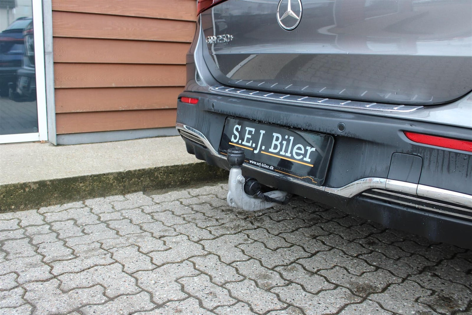 Grå Mercedes EQA250+ fra 2024