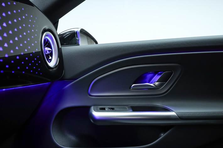 Rød Mercedes CLA250+ fra 2025