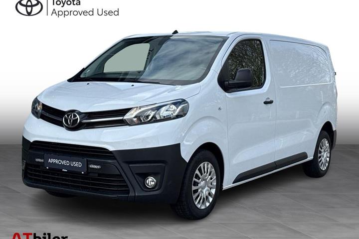 Hvid Toyota ProAce fra 2023 set udefra