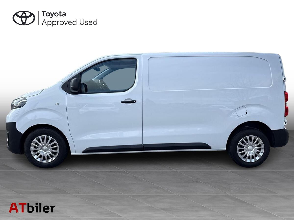 Hvid Toyota ProAce fra 2023
