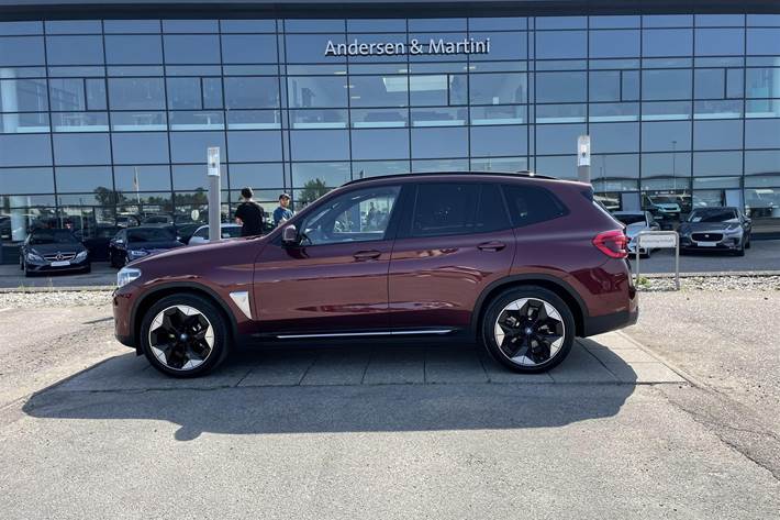 Rød BMW iX3 fra 2021