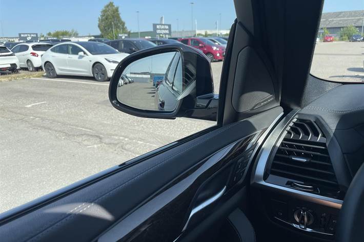 Rød BMW iX3 fra 2021