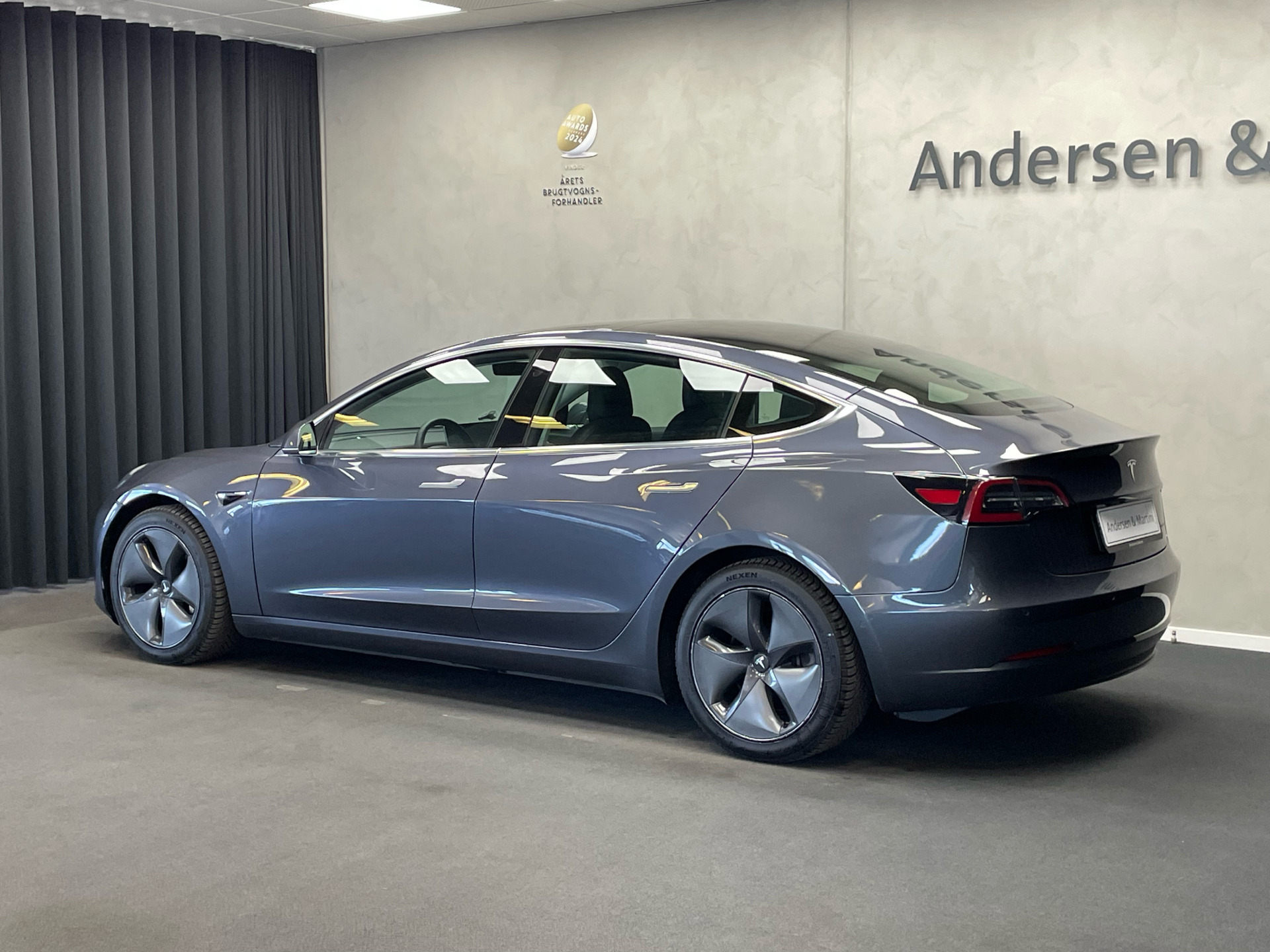 Grå Tesla Model 3 fra 2019