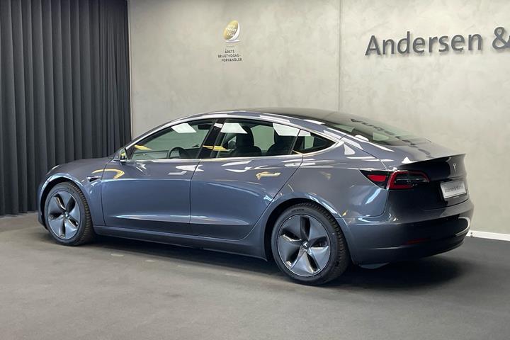 Grå Tesla Model 3 fra 2019