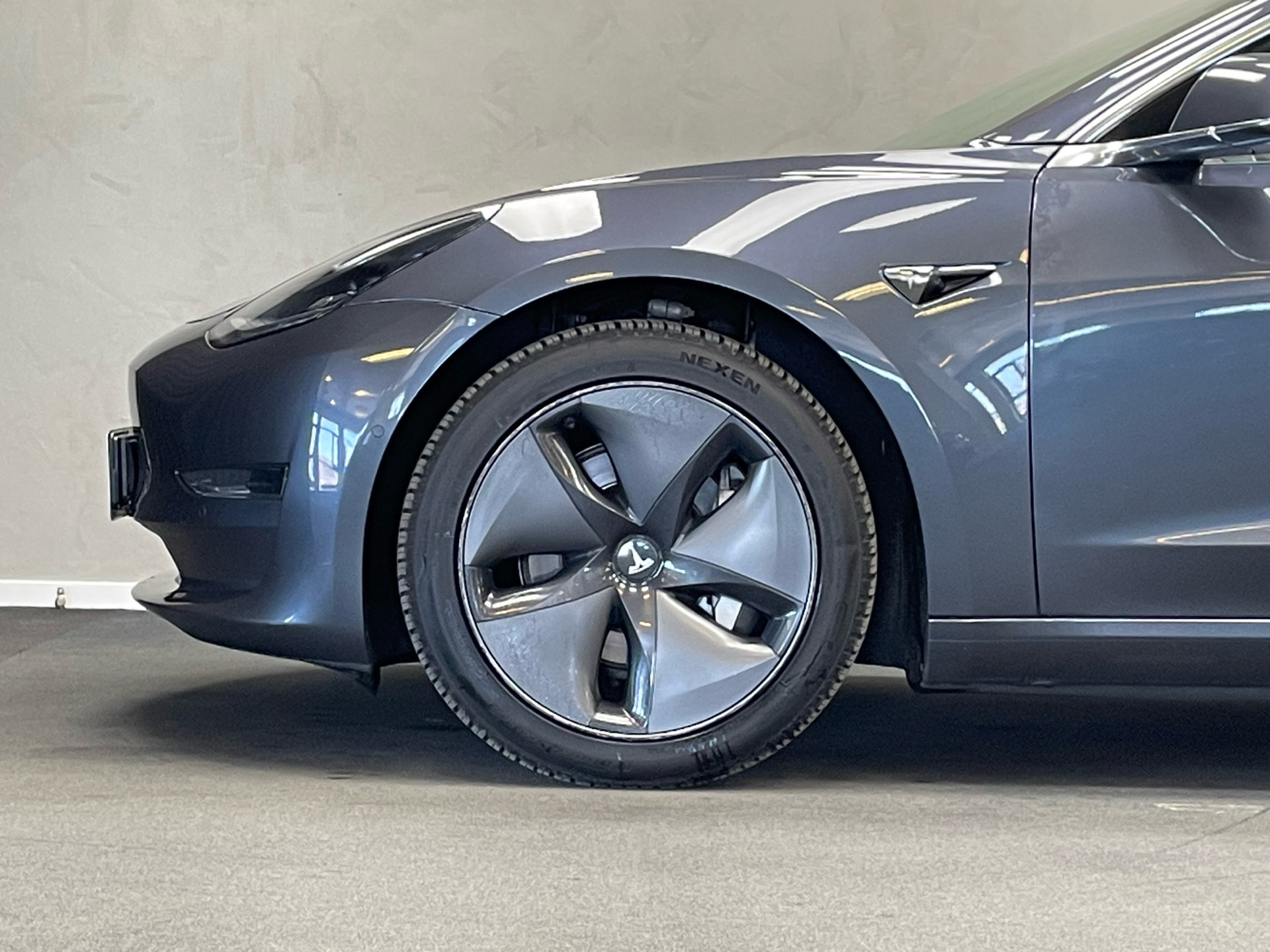 Grå Tesla Model 3 fra 2019 set udefra