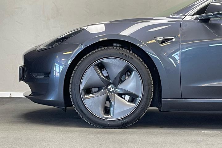 Grå Tesla Model 3 fra 2019 set udefra