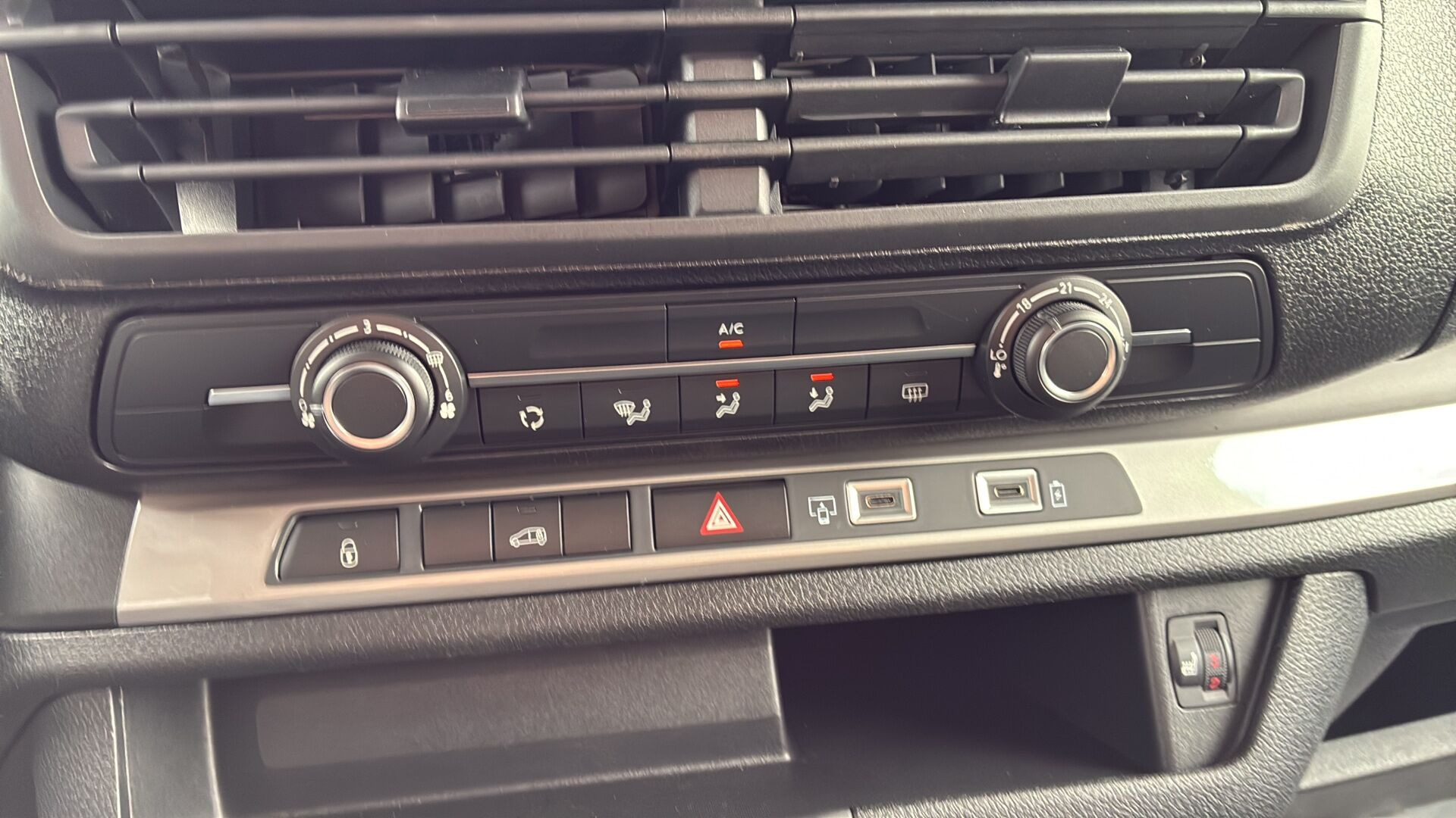 Hvid Peugeot Expert fra 2026