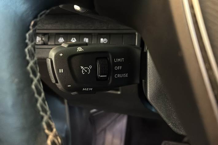 Grå Peugeot 3008 fra 2021