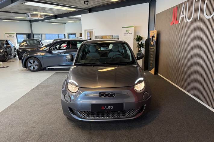 Grå Fiat 500e fra 2022