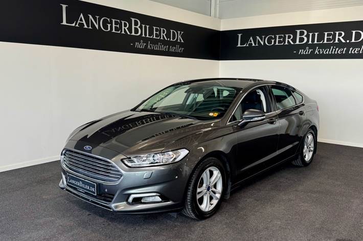 Grå Ford Mondeo fra 2017 set udefra