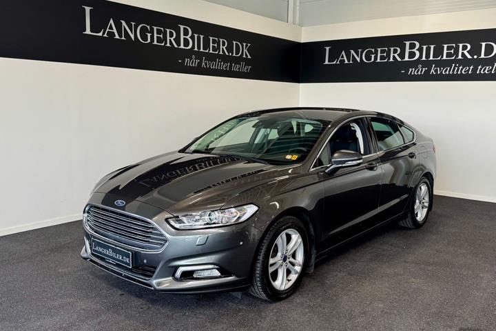 Grå Ford Mondeo fra 2017 set udefra