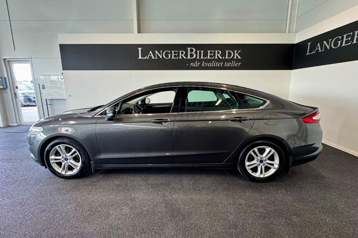 Grå Ford Mondeo fra 2017