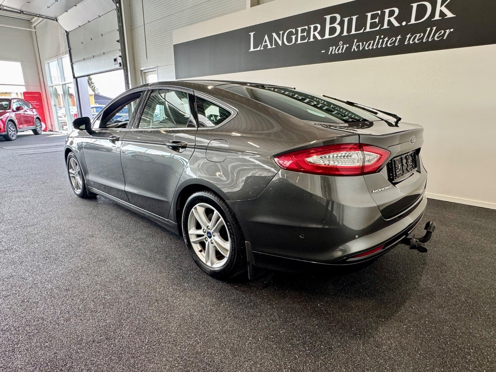 Grå Ford Mondeo fra 2017