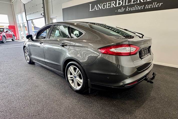 Grå Ford Mondeo fra 2017