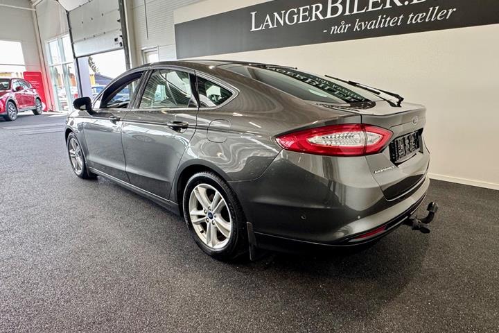 Grå Ford Mondeo fra 2017