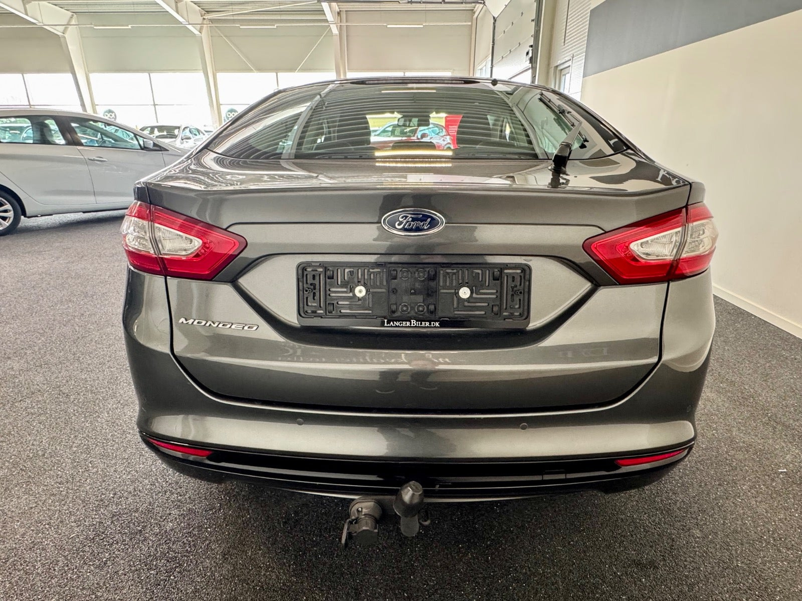 Grå Ford Mondeo fra 2017
