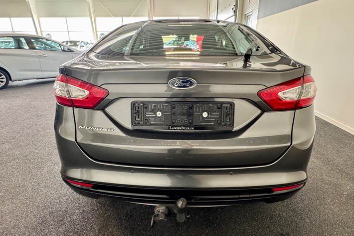 Grå Ford Mondeo fra 2017