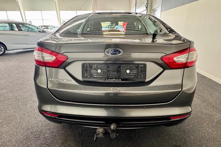 Grå Ford Mondeo fra 2017