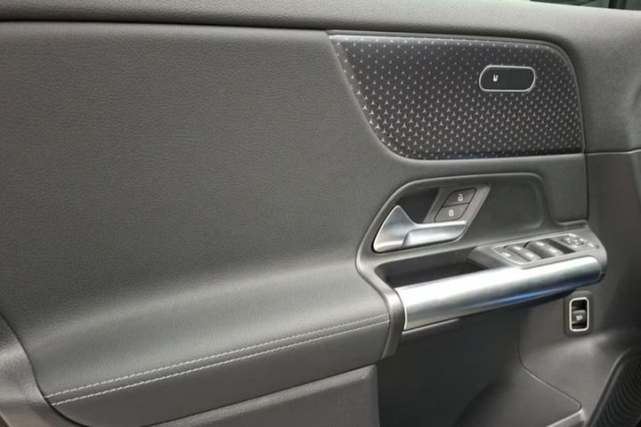 Grå Mercedes EQA250 fra 2025