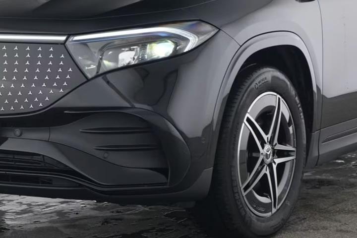 Sort Mercedes EQA350 fra 2024
