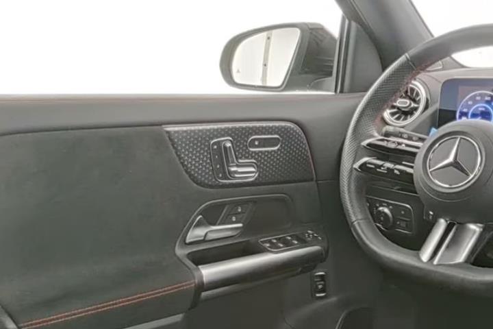 Sort Mercedes EQA350 fra 2024