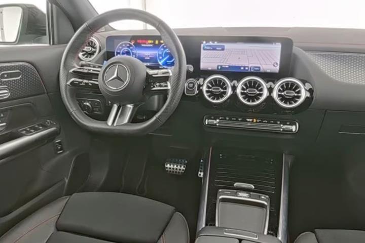 Sort Mercedes EQA350 fra 2024