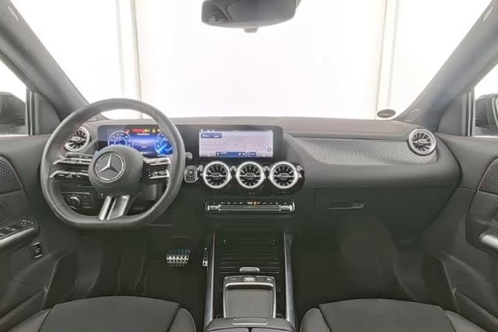 Sort Mercedes EQA350 fra 2024