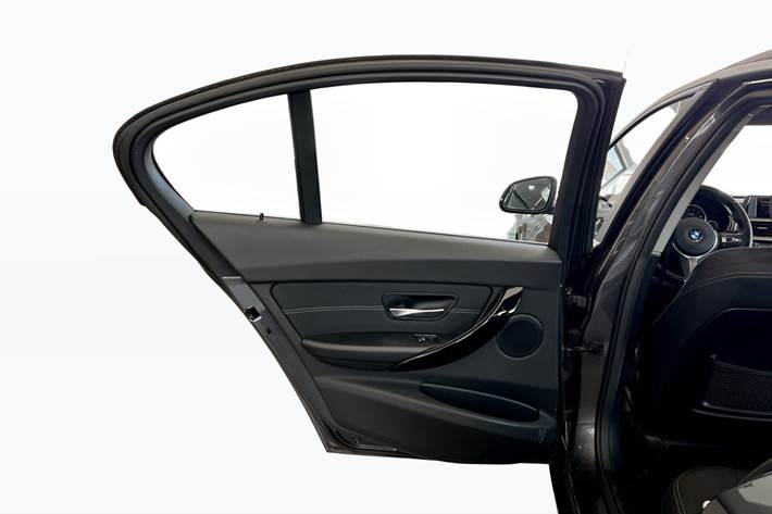 Grå BMW 320i fra 2018