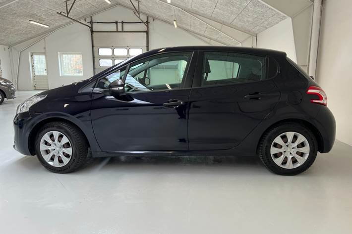 Blå Peugeot 208 fra 2014