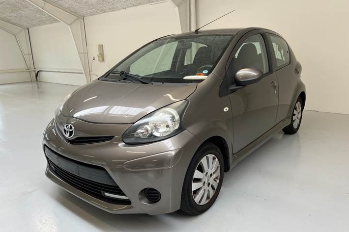 Brun Toyota Aygo fra 2012
