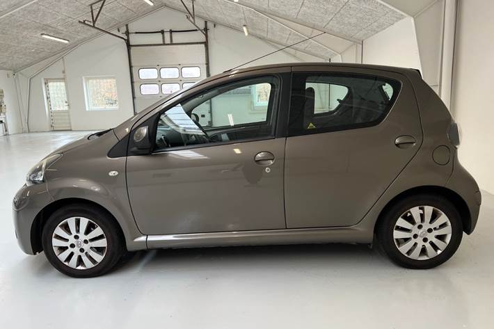 Brun Toyota Aygo fra 2012