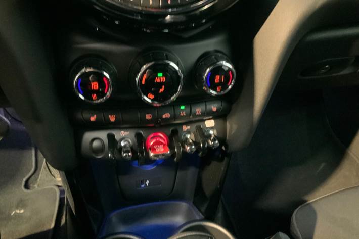 Blå Mini Cooper fra 2018