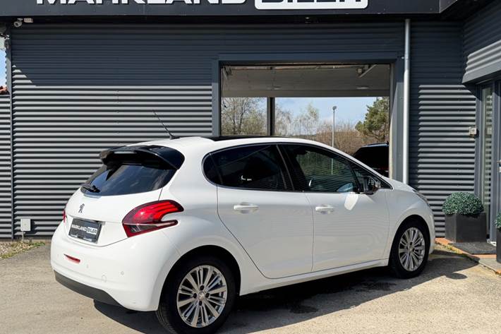Hvid Peugeot 208 fra 2019