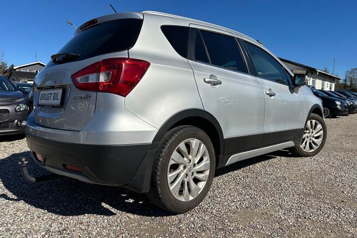 Sølv Suzuki S-Cross fra 2018