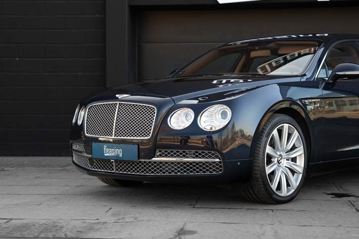 Blå Bentley Flying Spur fra 2013