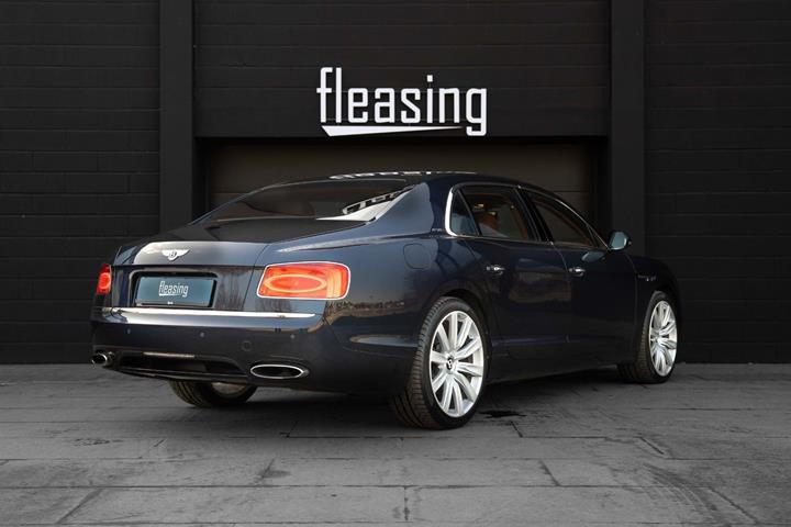 Blå Bentley Flying Spur fra 2013