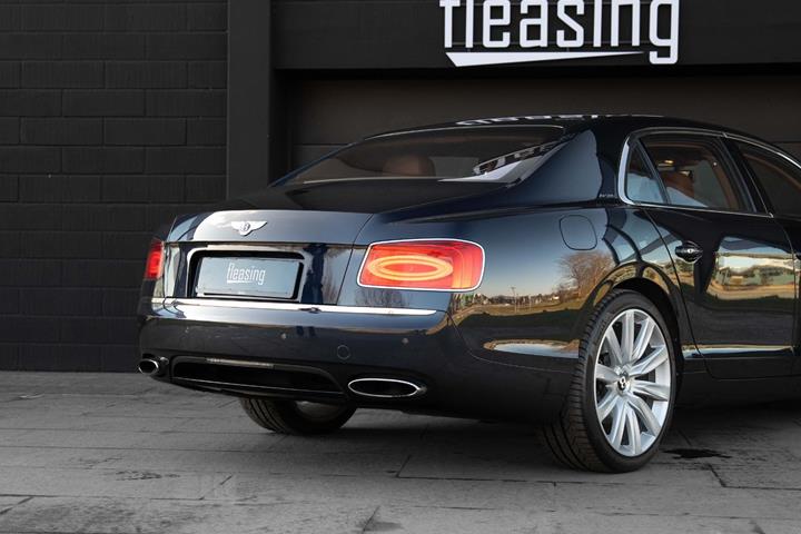 Blå Bentley Flying Spur fra 2013