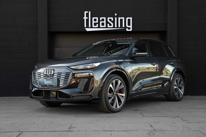 Grå Audi Q6 e-tron fra 2025 set udefra