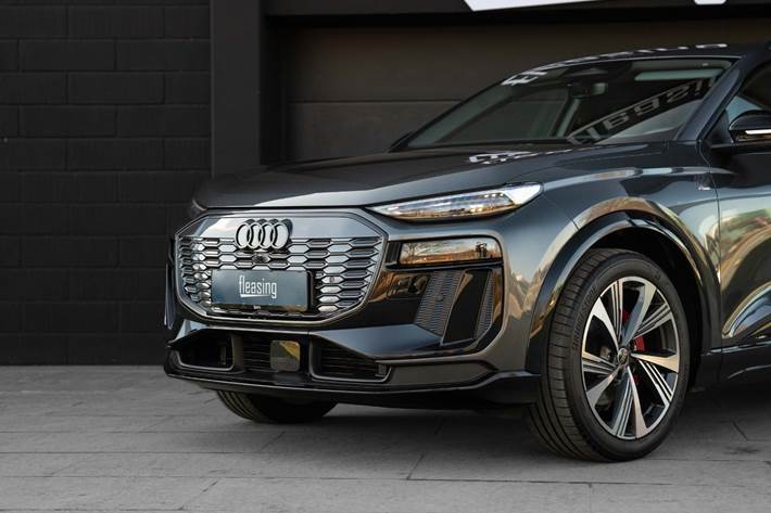 Grå Audi Q6 e-tron fra 2025