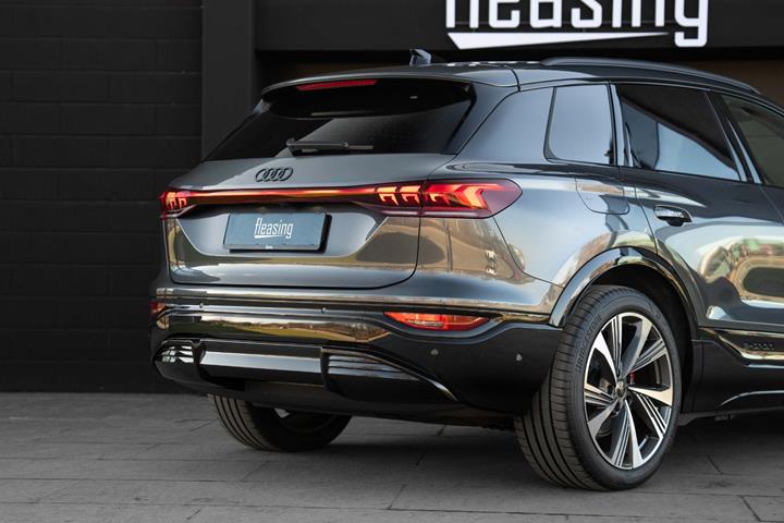 Grå Audi Q6 e-tron fra 2025
