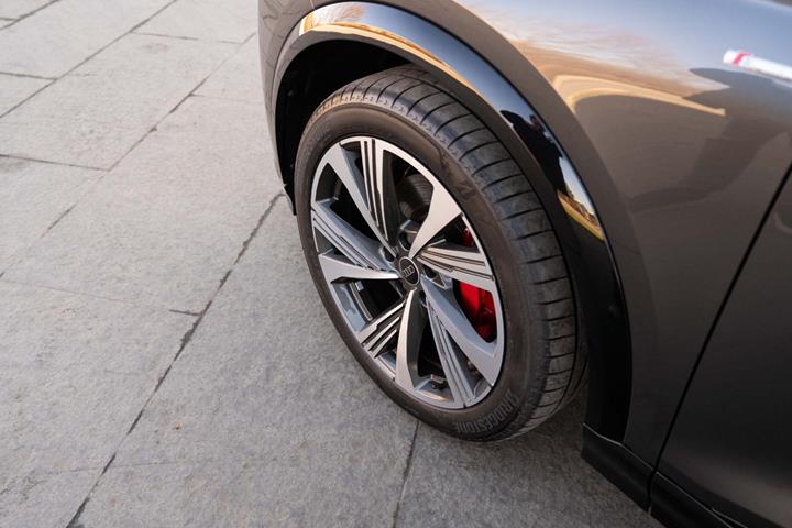 Grå Audi Q6 e-tron fra 2025