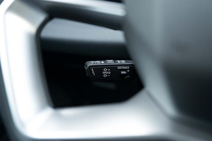 Grå Audi Q6 e-tron fra 2025