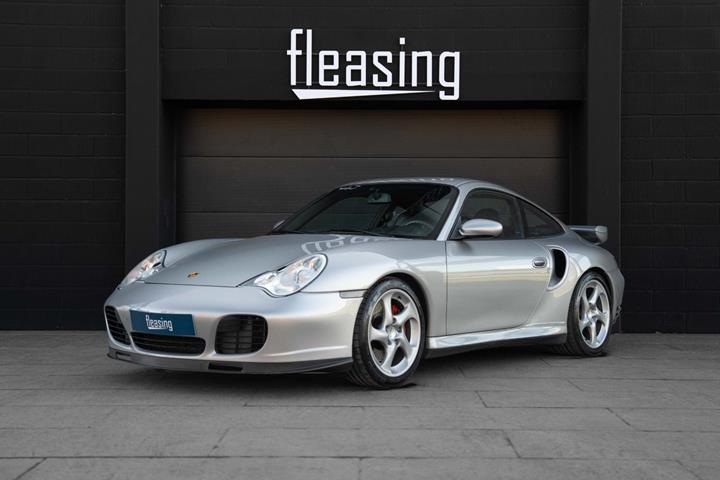 Sølv Porsche 911 Turbo fra 2001 set udefra