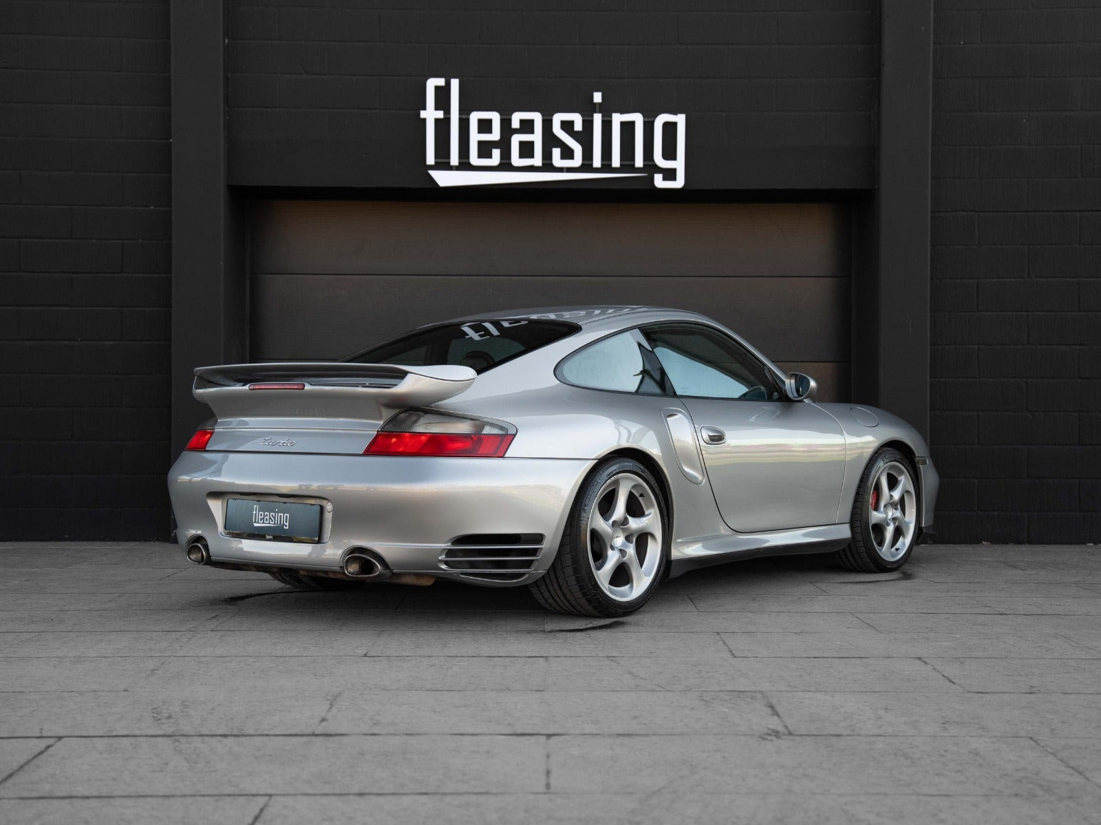 Sølv Porsche 911 Turbo fra 2001