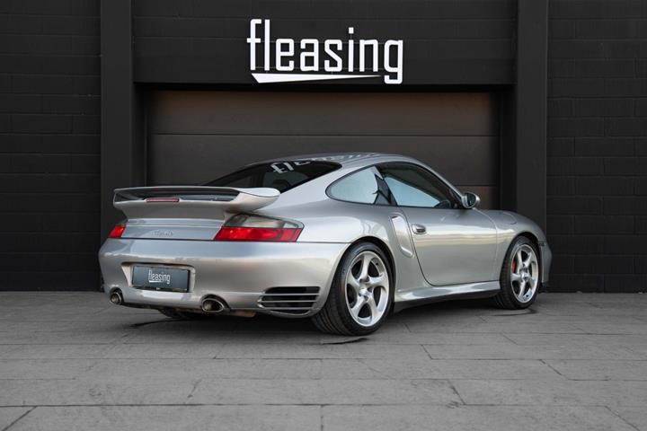 Sølv Porsche 911 Turbo fra 2001