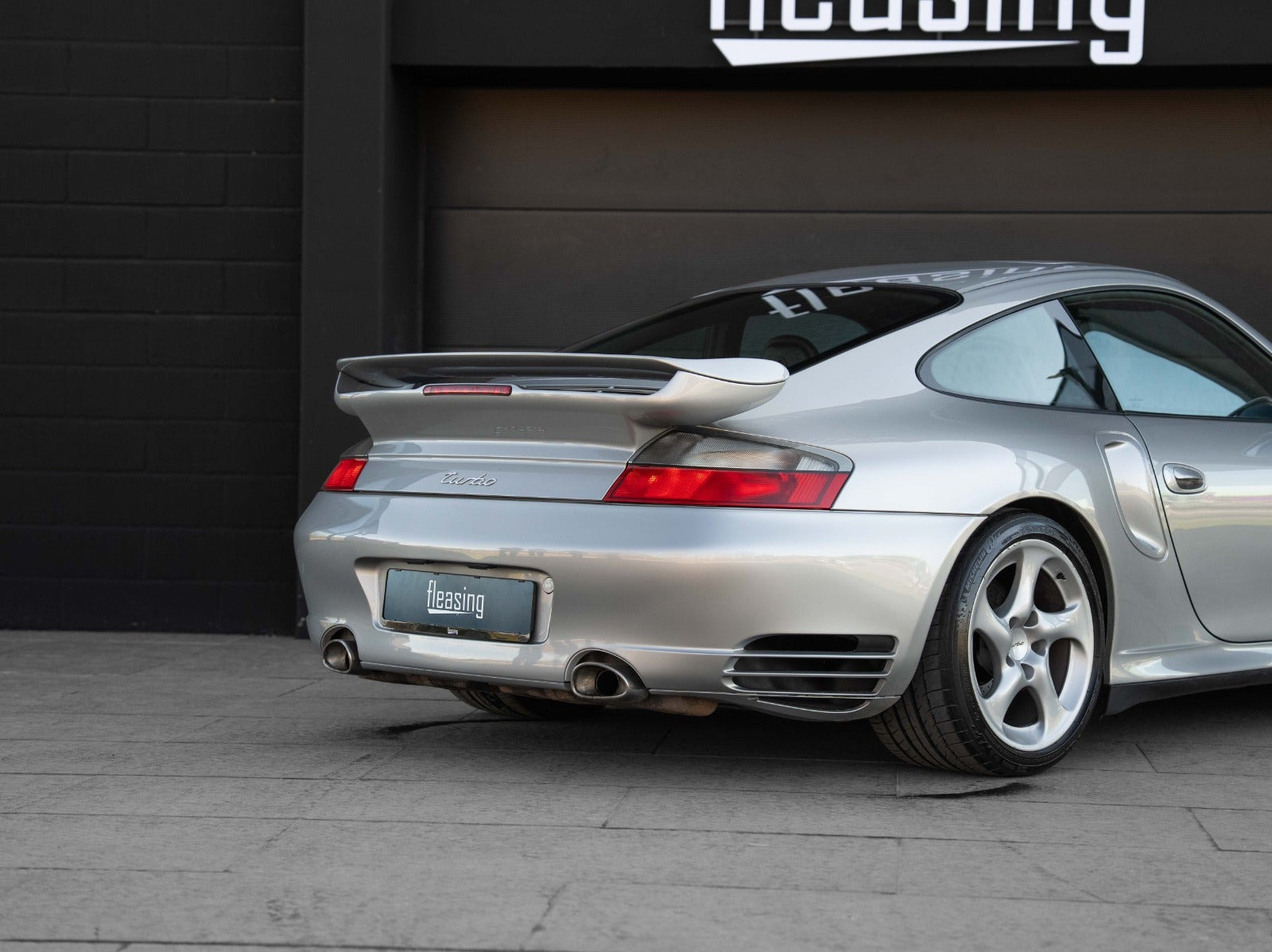Sølv Porsche 911 Turbo fra 2001