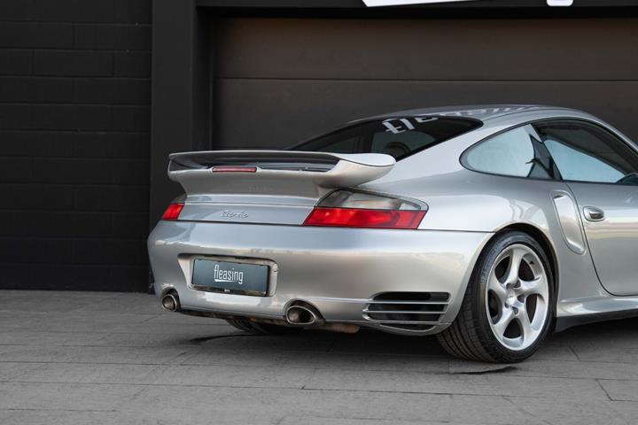 Sølv Porsche 911 Turbo fra 2001