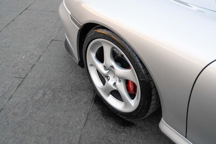 Sølv Porsche 911 Turbo fra 2001